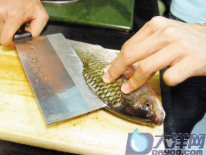 豆瓣醬蒸鯽魚的做法（圖解）-