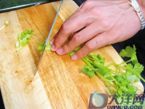 豆瓣醬蒸鯽魚的做法（圖解）-