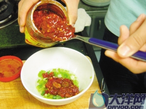 豆瓣醬蒸鯽魚的做法（圖解）-