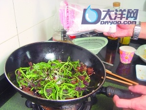 臘肉炒莧菜的做法(圖解)-
