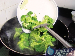 高湯皮蛋西蘭花的做法(圖解)-