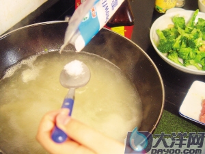 高湯皮蛋西蘭花的做法(圖解)-