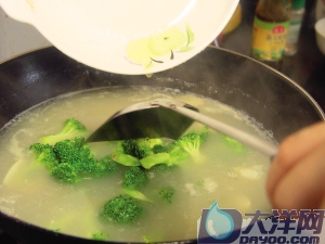 高湯皮蛋西蘭花的做法(圖解)-