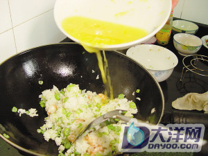 橙香蝦仁炒飯的做法-