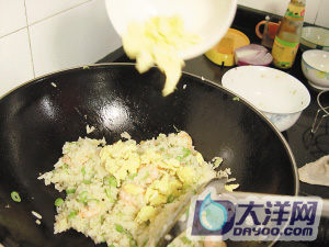 橙香蝦仁炒飯的做法-