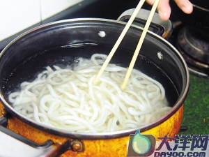 味噌泡菜烏冬面的詳細做法(圖解)-