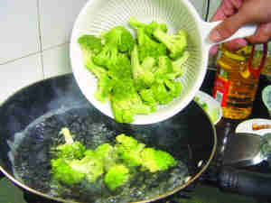 鮑汁西蘭花的詳細做法(圖解)-久久菜譜網