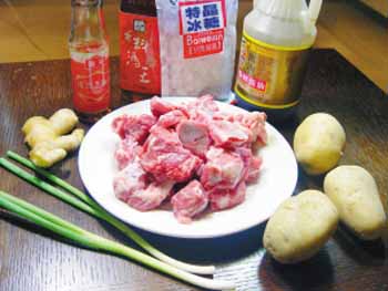家常土豆燒排骨的詳細做法(圖解)-久久菜譜網