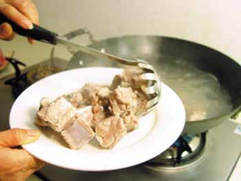 家常土豆燒排骨的詳細做法(圖解)-久久菜譜網