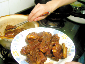 帥哥教你做檸檬茶香骨(圖解)