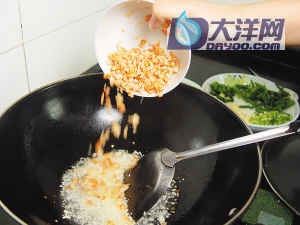 蒜茸蝦米絲瓜的做法(圖解)-