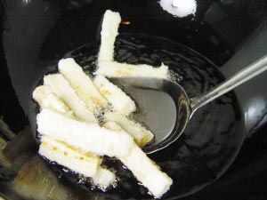 家常鹹魚茄子煲的詳細做法(圖解)-久久菜譜網