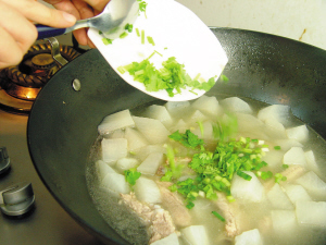 清熱健胃白蘿蔔排骨燉湯(圖解)-